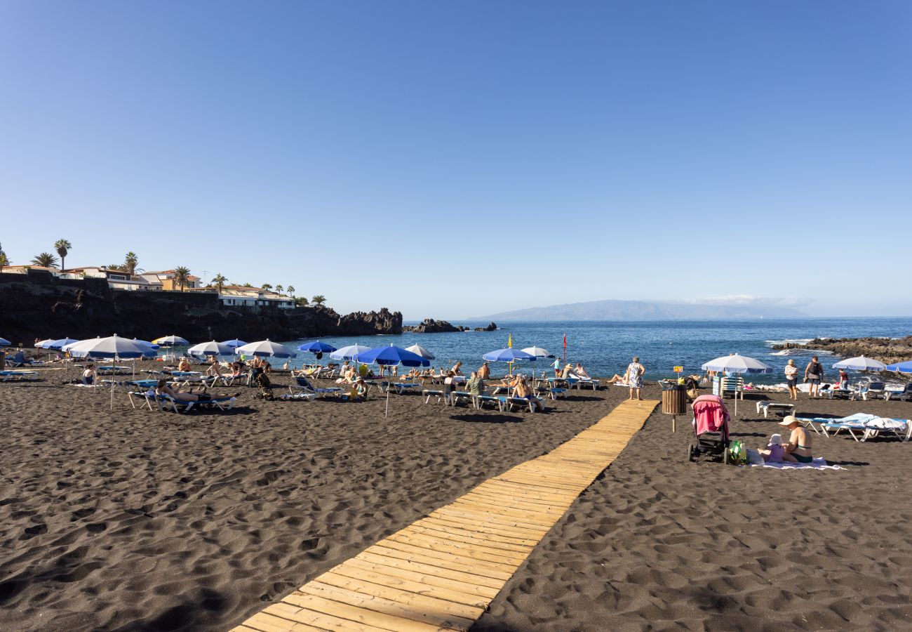 Apartamento en Santiago del Teide - Home2Book Seafront of La Arena Beach Apt, Pool