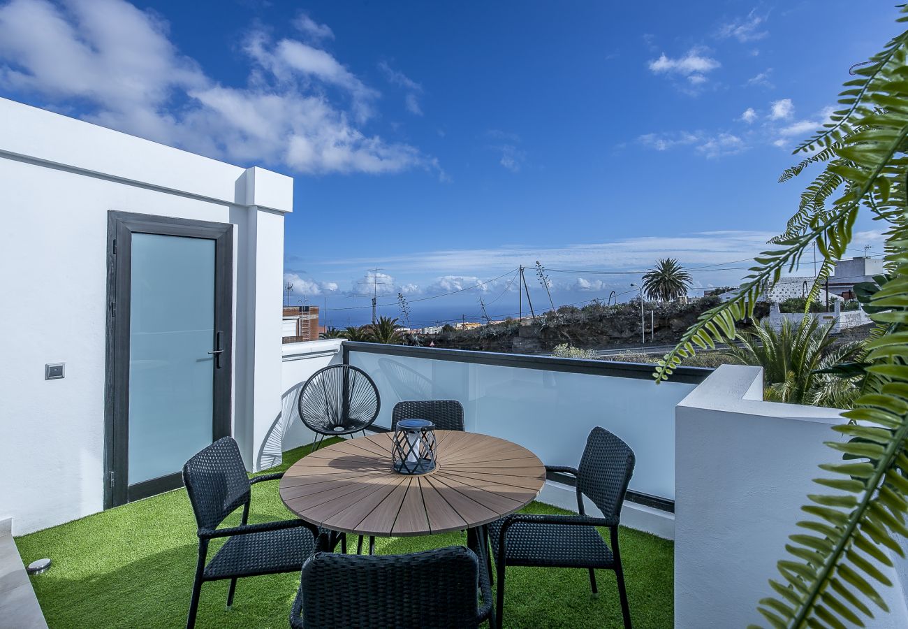 Apartamento en Santa Cruz de Tenerife - Lea´s Modern Attic Escape with Peaceful Terrace