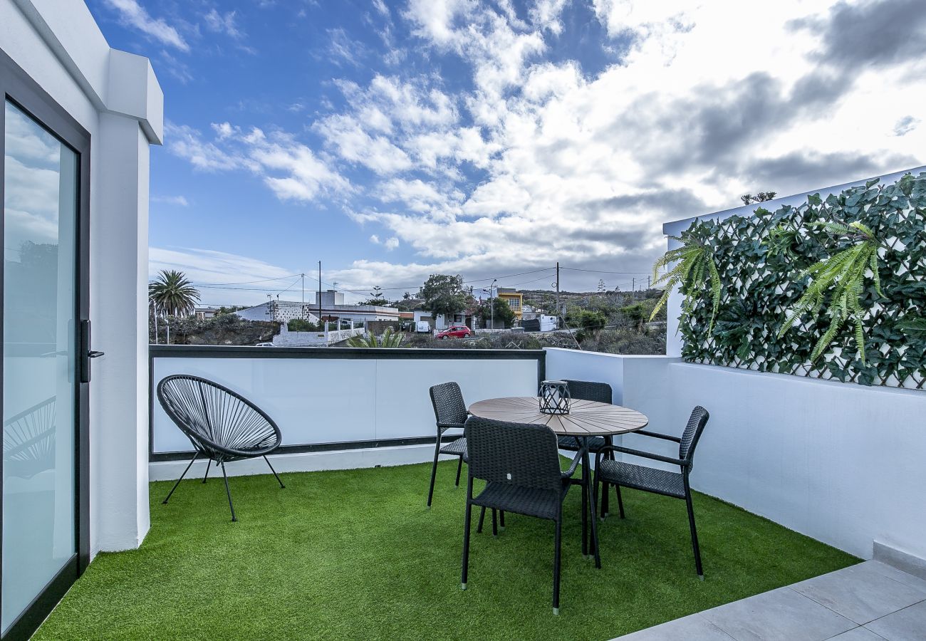 Apartamento en Santa Cruz de Tenerife - Lea´s Modern Attic Escape with Peaceful Terrace