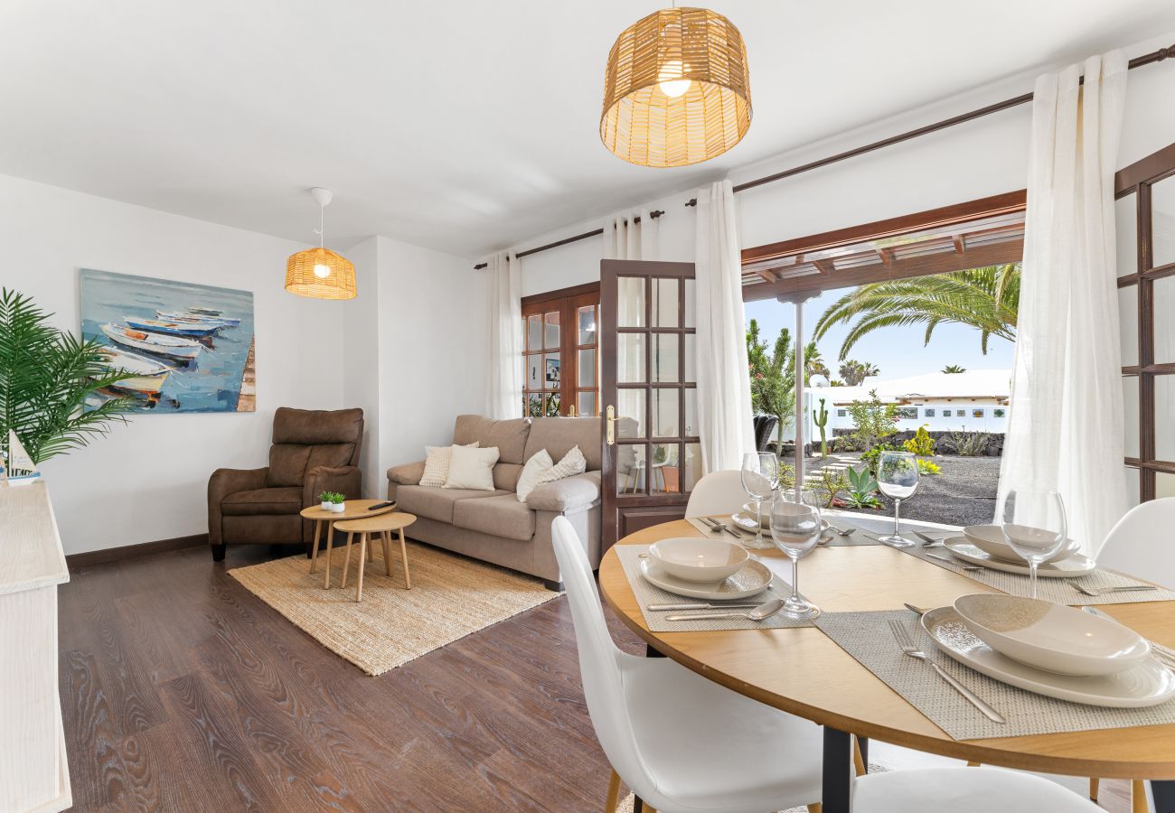 Chalet en Playa Blanca - Home2Book Serene Canary Style House, Garden & Pool