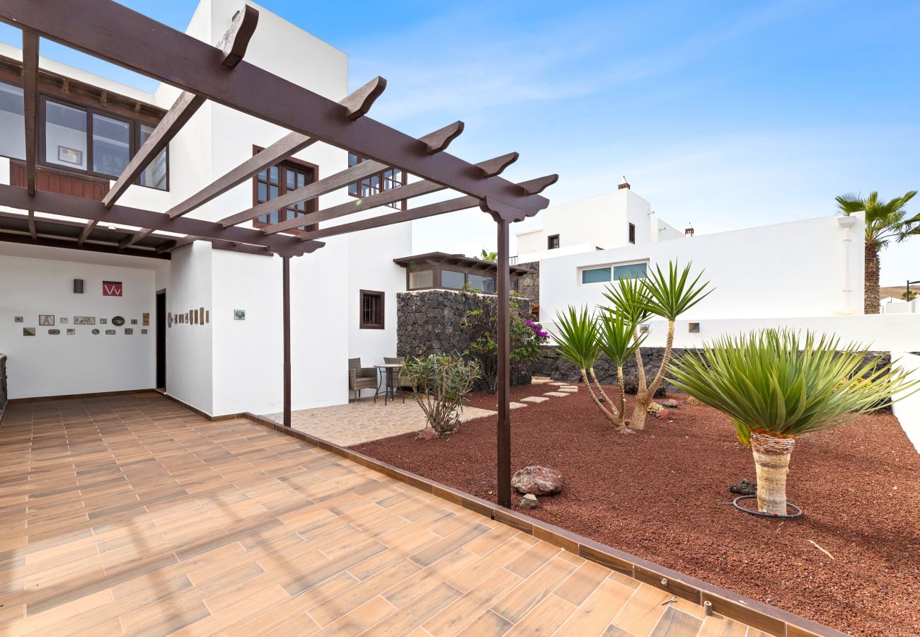 Chalet en Playa Blanca - Home2Book Serene Canary Style House, Garden & Pool