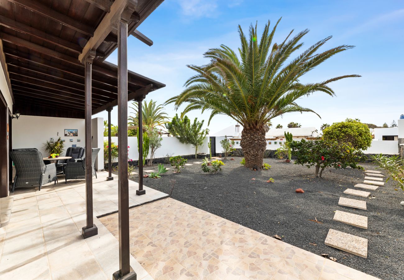 Chalet en Playa Blanca - Home2Book Serene Canary Style House, Garden & Pool