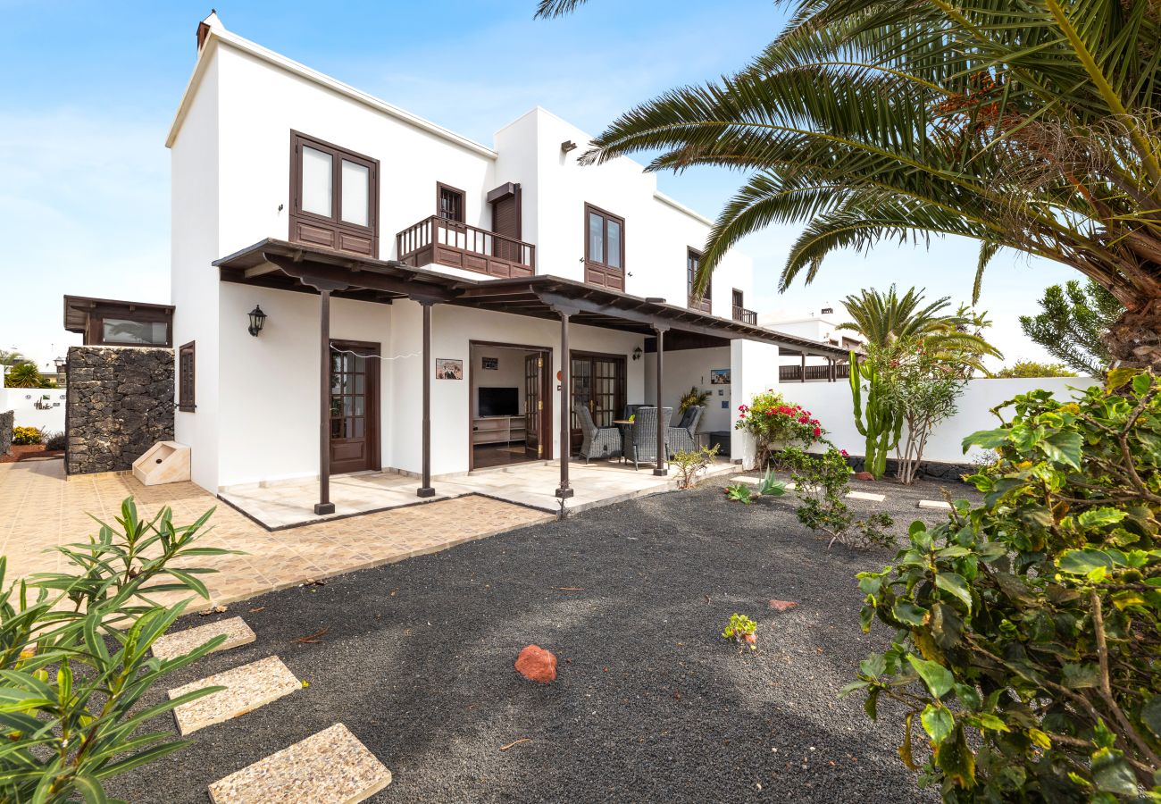 Chalet en Playa Blanca - Home2Book Serene Canary Style House, Garden & Pool