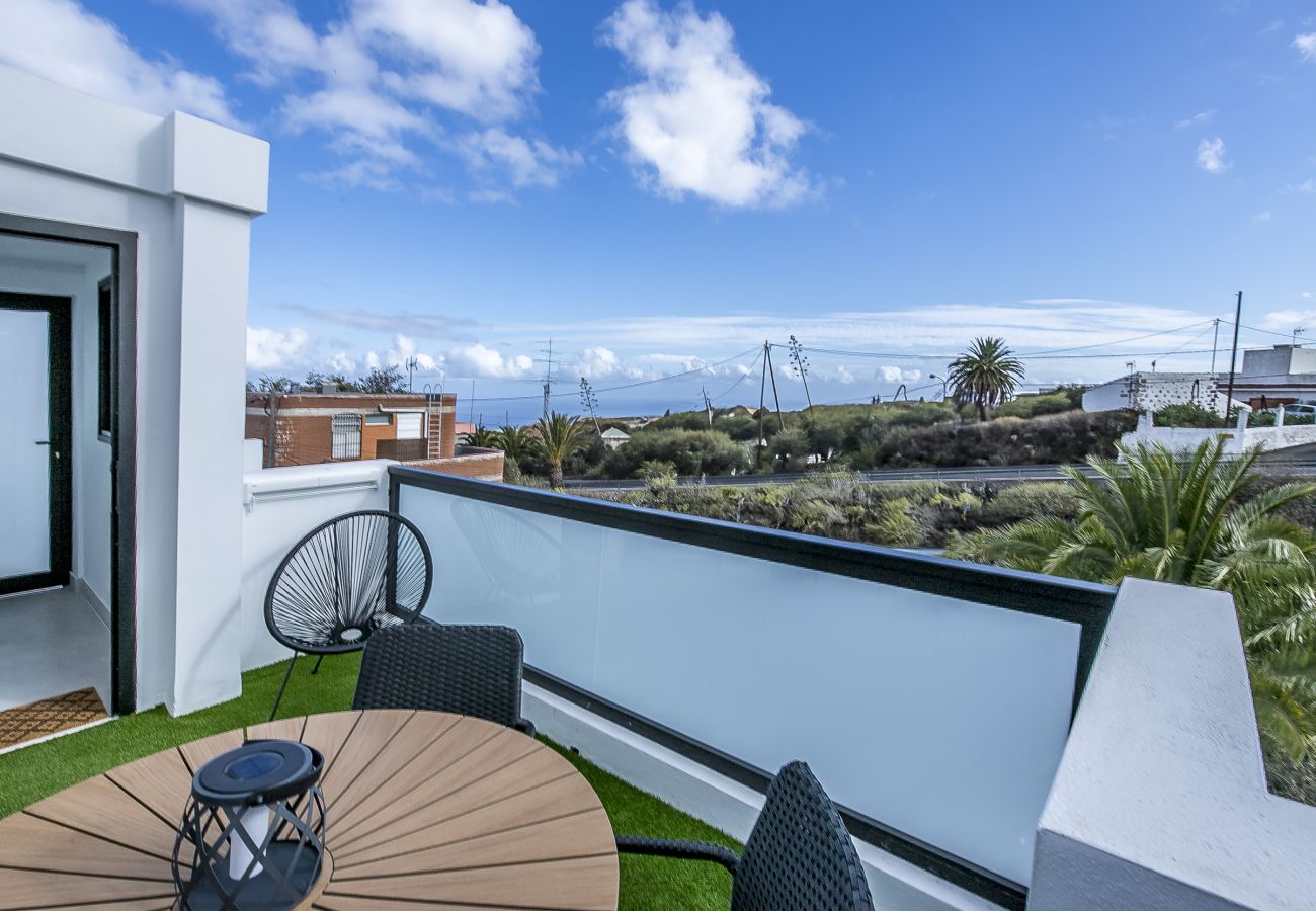 Apartment in Santa Cruz de Tenerife - Lea´s Modern Attic Escape with Peaceful Terrace