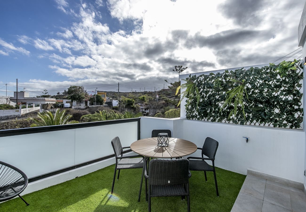 Apartment in Santa Cruz de Tenerife - Lea´s Modern Attic Escape with Peaceful Terrace